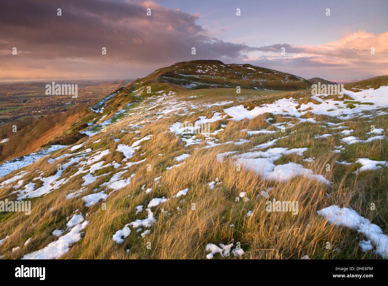 L'ultima patch rimanenti della neve sul Herefordshire Beacon cattura la luce del tramonto. Foto Stock