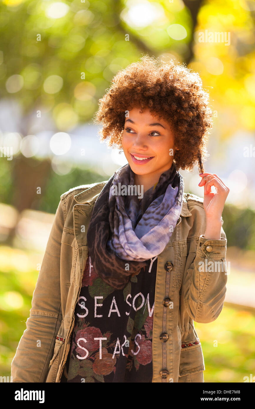 Autunno outdoor ritratto della bella americano africano giovane donna - gente nera Foto Stock