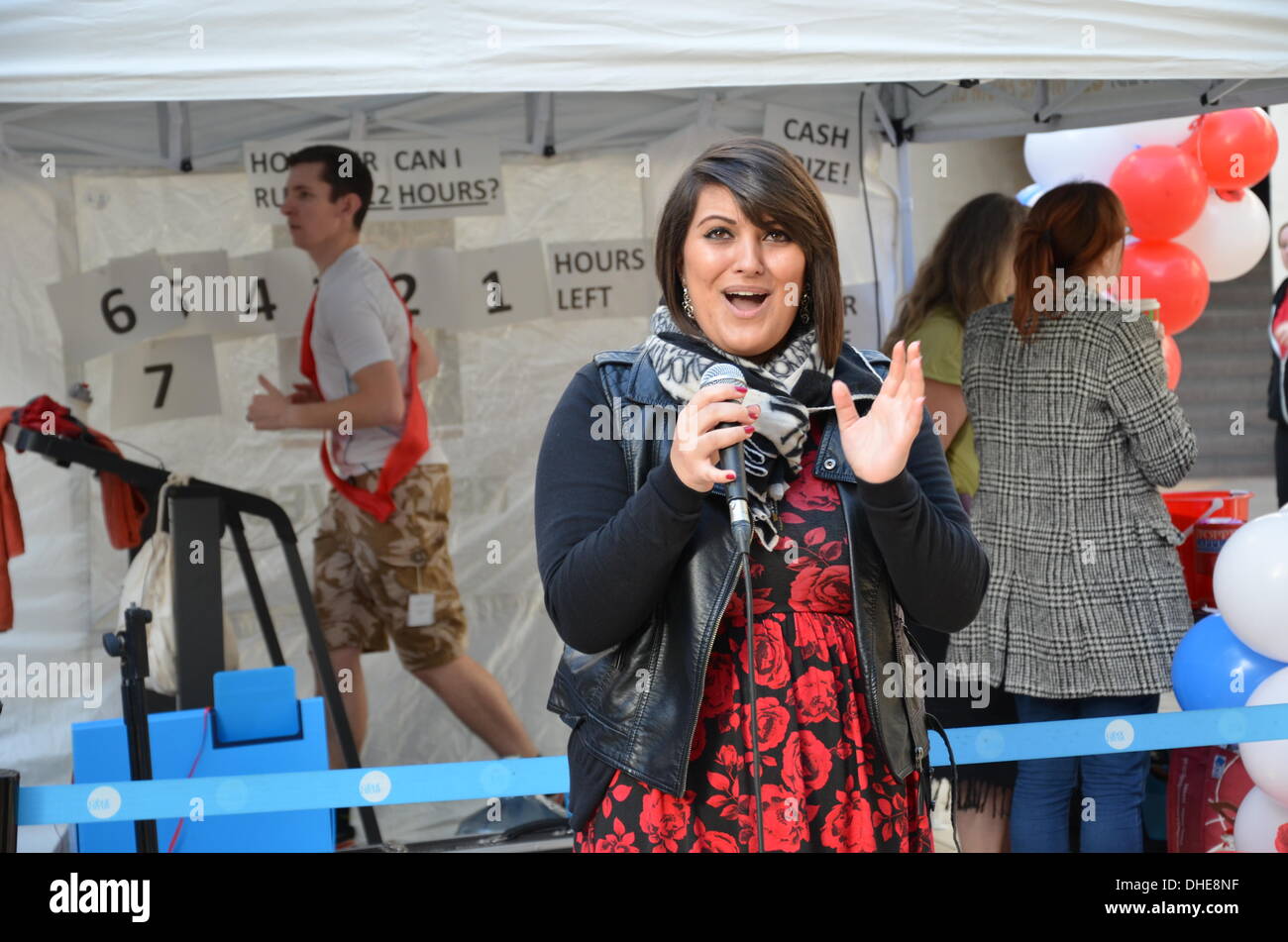 Bristol, Regno Unito, 7 Nov 2013. Il Royal British Legion e i volontari attivi al centro commerciale Cabot Circus su Bristol Poppy Day. Il cantante Teresa esegue per gli amanti dello shopping mentre la Royal Navy si riserva runner esegue endurance in piedi in background. Credito: Sophie merlo/Alamy Live News Foto Stock