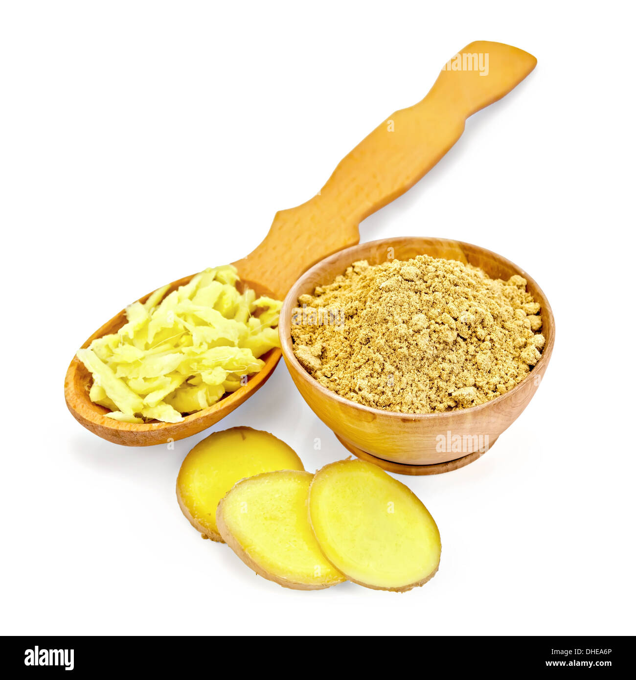 Ciotola di legno con polvere e un cucchiaio di legno con lo zenzero grattugiato, spicchi di radice di zenzero isolati su sfondo bianco Foto Stock