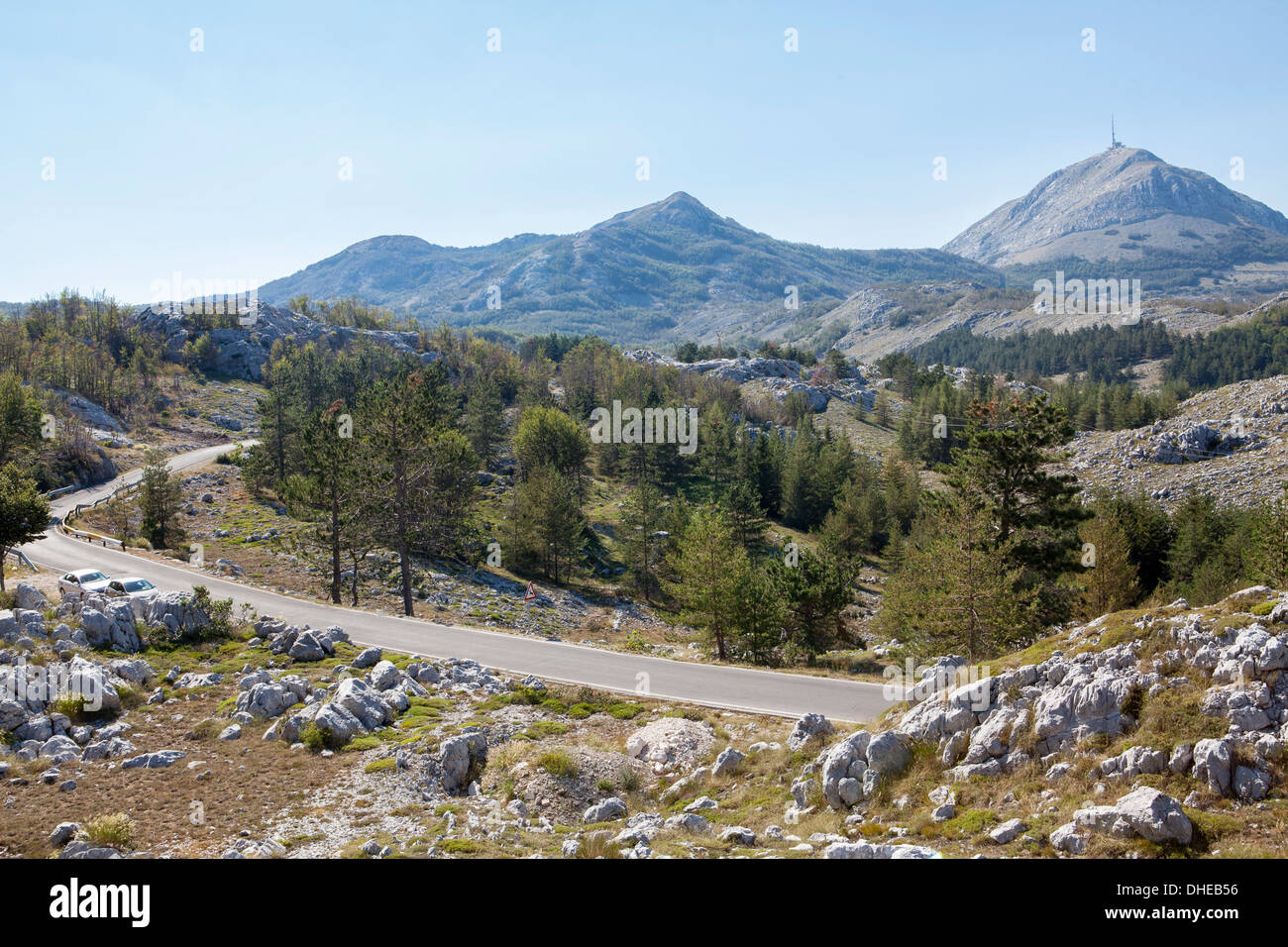 Vedute del Parco nazionale di Lovcen con Njegos il mausoleo nella distanza, Montenegro, Europa Foto Stock