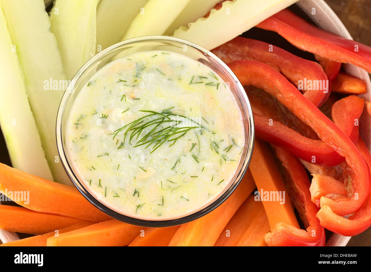 Le carote fresche, cetrioli e pepe con tzatziki dip (messa a fuoco selettiva, concentrarsi sull'aneto sul tzatziki) Foto Stock