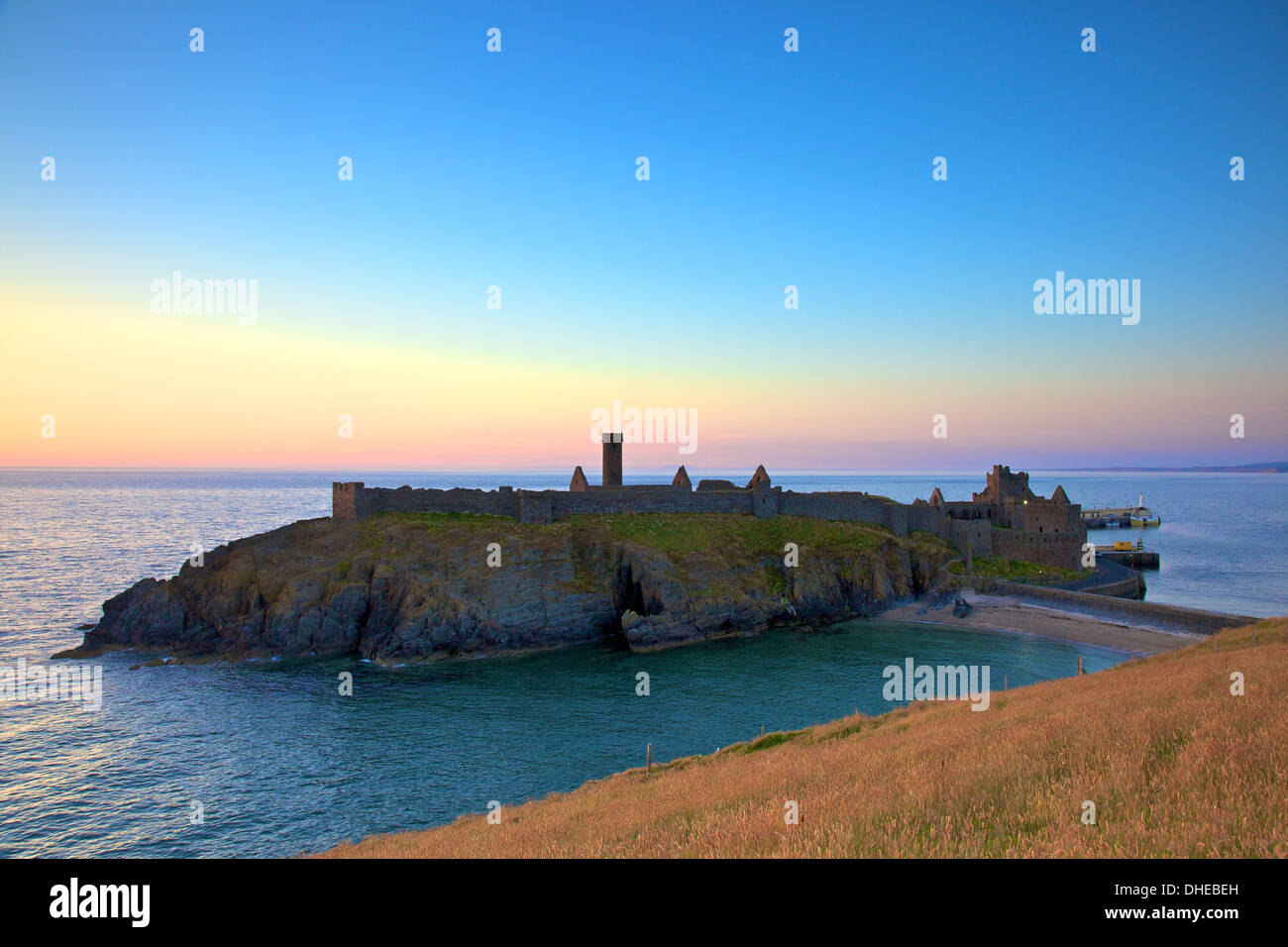 Il castello di pelatura al tramonto, San Patrizio isola, Isola di Man, Europa Foto Stock