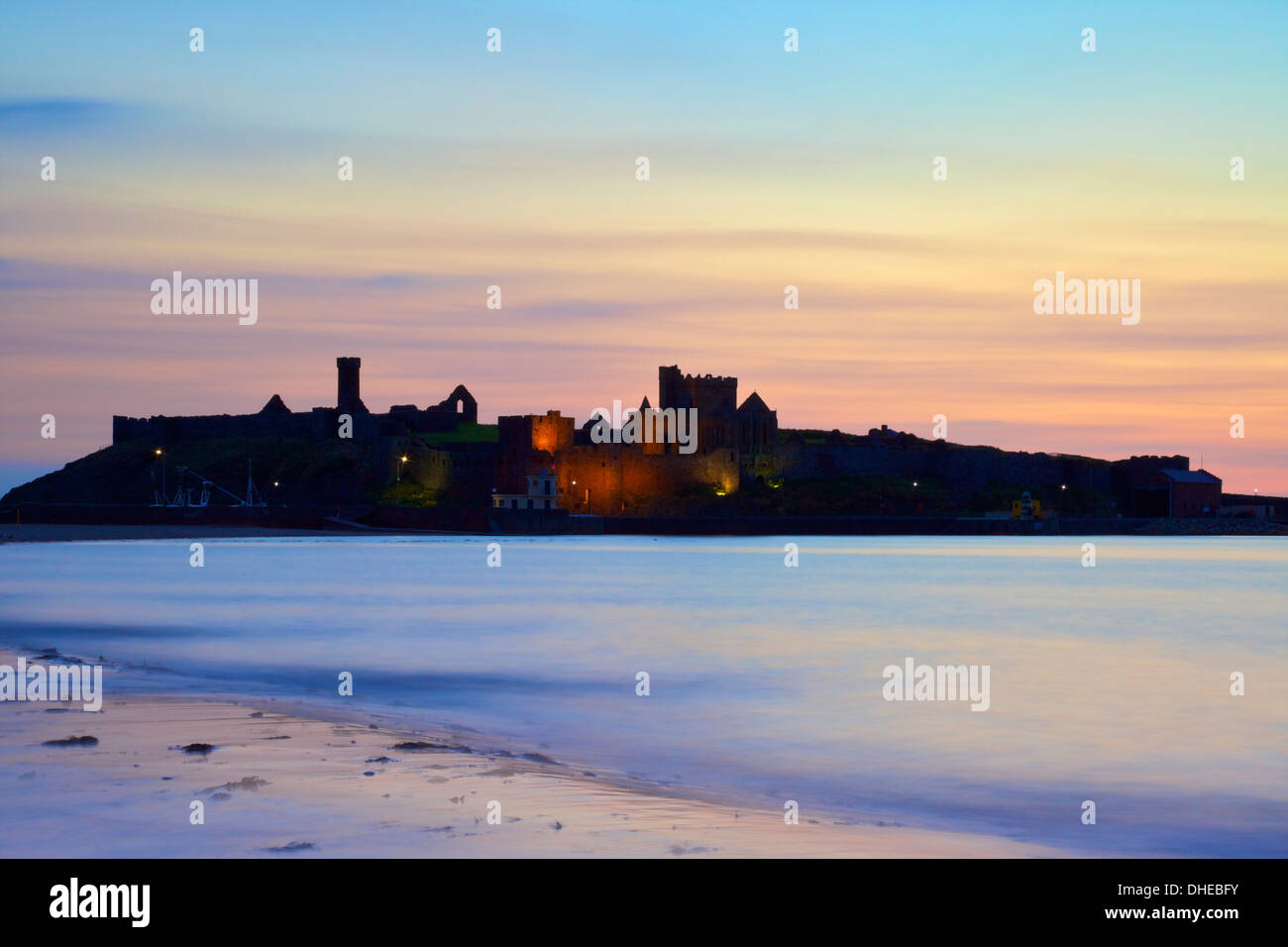 Il castello di pelatura al crepuscolo, San Patrizio isola, Isola di Man, Europa Foto Stock