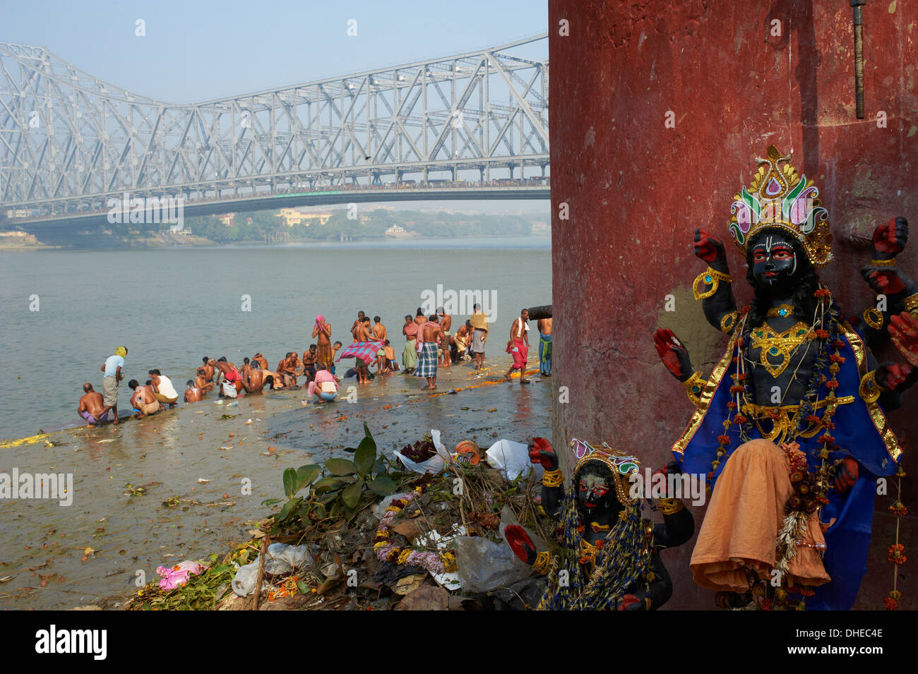 La gente la balneazione nel Fiume Hooghly da un ghat vicino a quella di Howrah Bridge, Kolkata (Calcutta), West Bengal, India, Asia Foto Stock