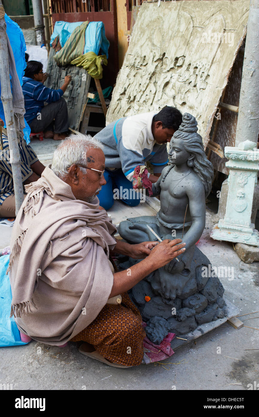 Rendendo le statue di argilla di una dea Indù, Kumartulli distretto, Kolkata (Calcutta), West Bengal, India, Asia Foto Stock