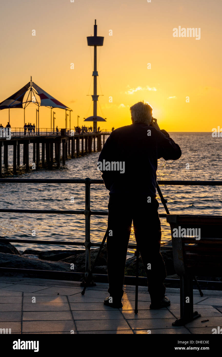 Un fotografo cattura tramonto al molo di Brighton in Australia Foto Stock