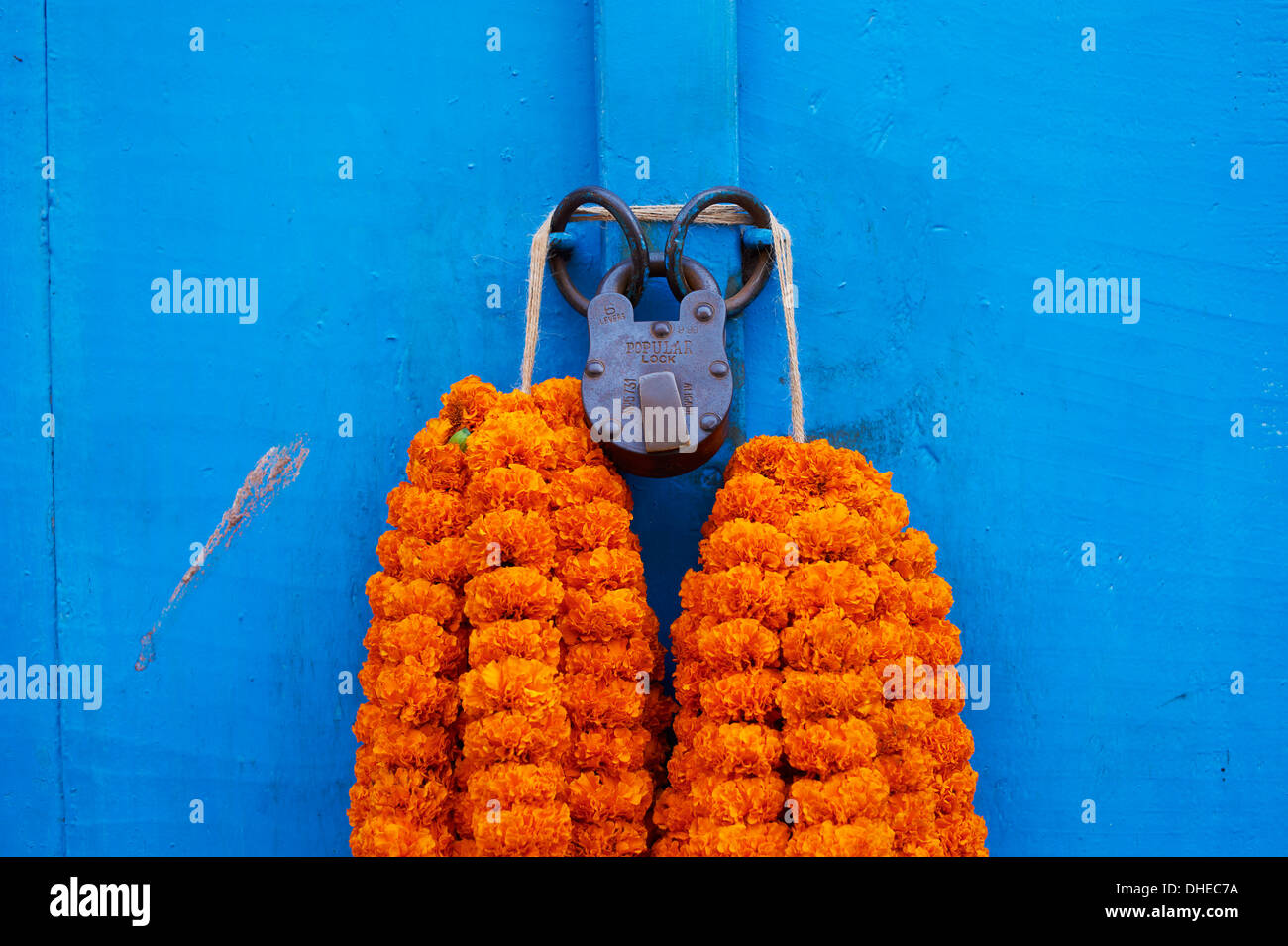 Sportello, lucchetto e ghirlande di fiori, Kolkata (Calcutta), West Bengal, India, Asia Foto Stock