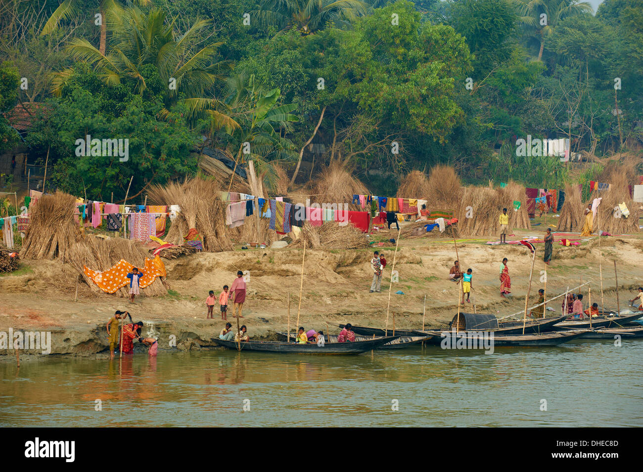 Villaggio sulla banca del Fiume Hooghly, parte del fiume Gange, West Bengal, India, Asia Foto Stock