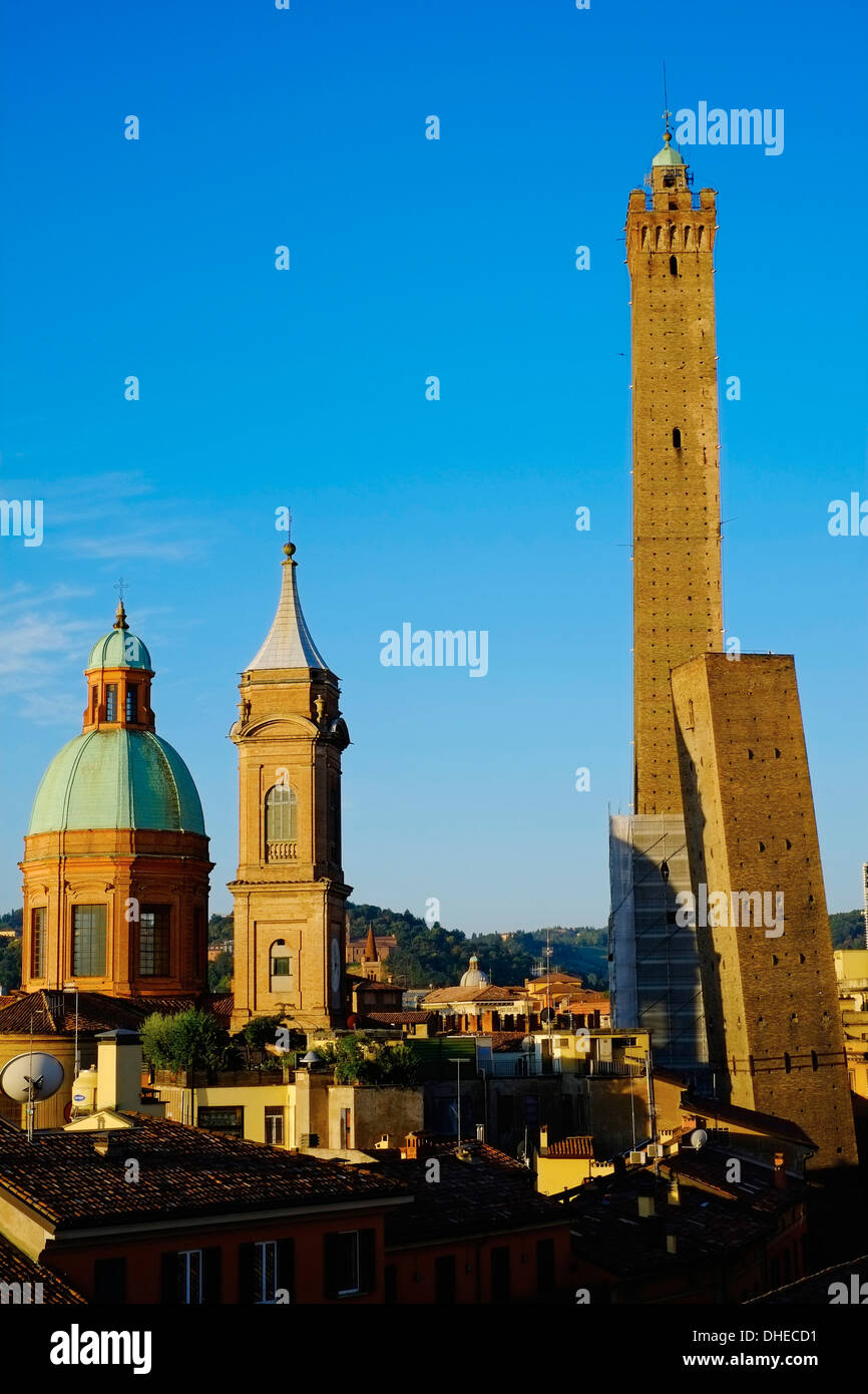 Torri di Torre degli Asinelli e Torre Garisenda, Bologna, Emilia Romagna, Italia, Europa Foto Stock