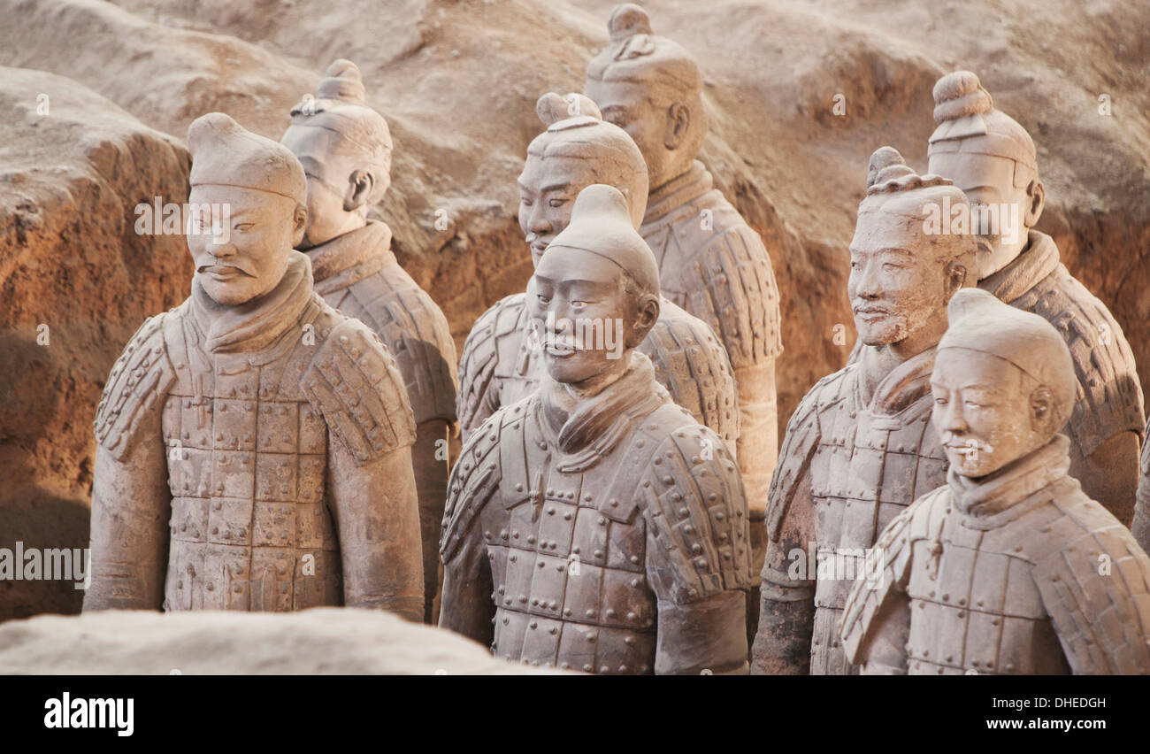 Figure dei guerrieri di terracotta nella tomba dell'Imperatore Qinshihuang, Xi'an, Shaanxi Province, Cina Foto Stock