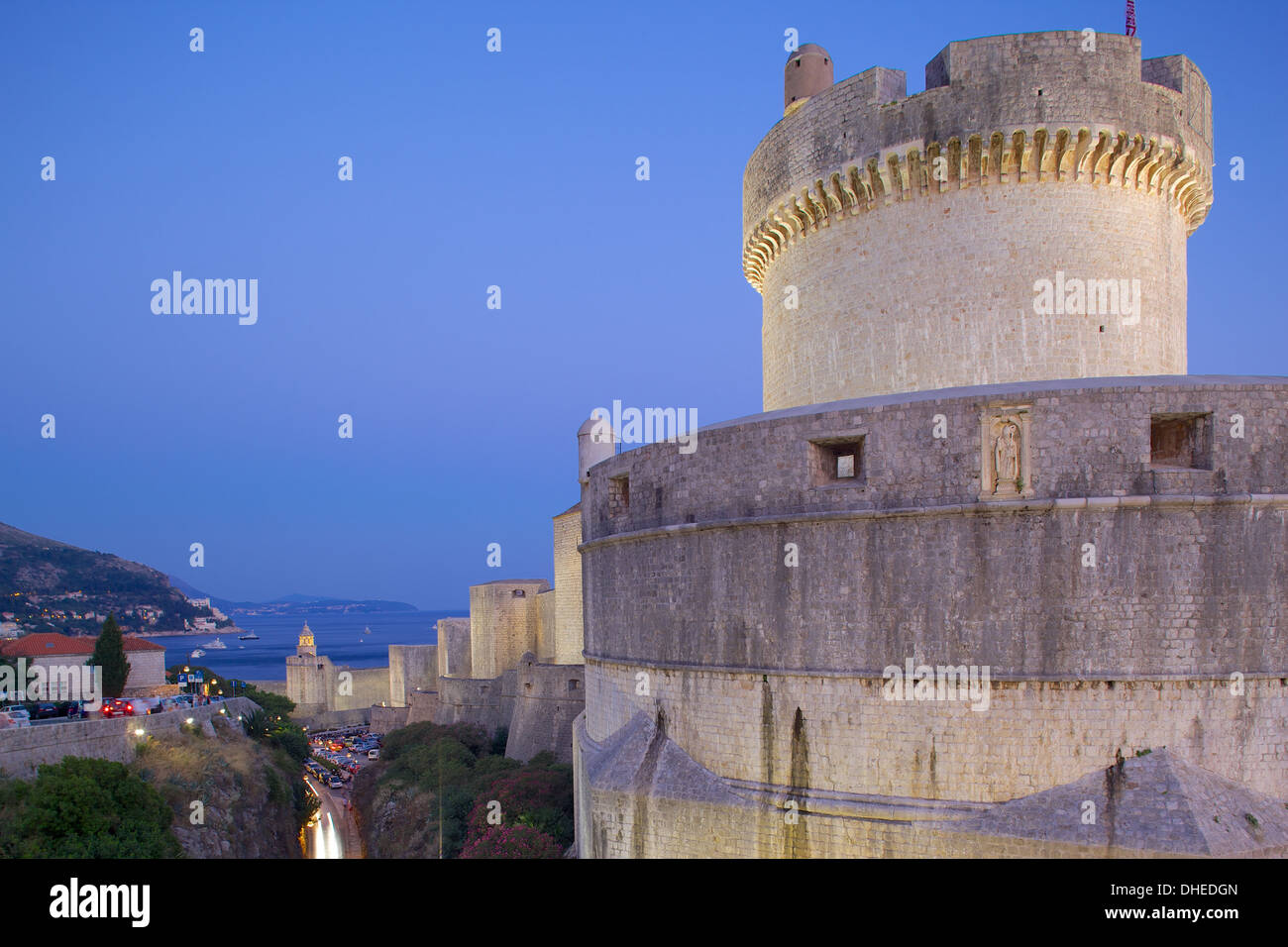 Fort Minceta e vecchie mura della città al tramonto, Sito Patrimonio Mondiale dell'UNESCO, Dubrovnik, Dalmazia, Croazia, Europa Foto Stock