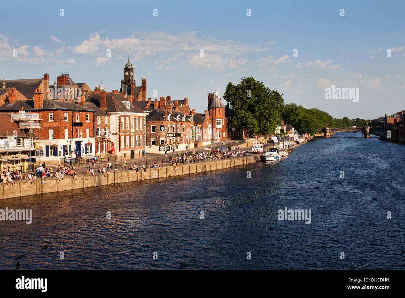 Persone sedute lungo Kings Staith dal fiume Ouse su una sera d'estate, città di York, nello Yorkshire, Inghilterra, Regno Unito Foto Stock