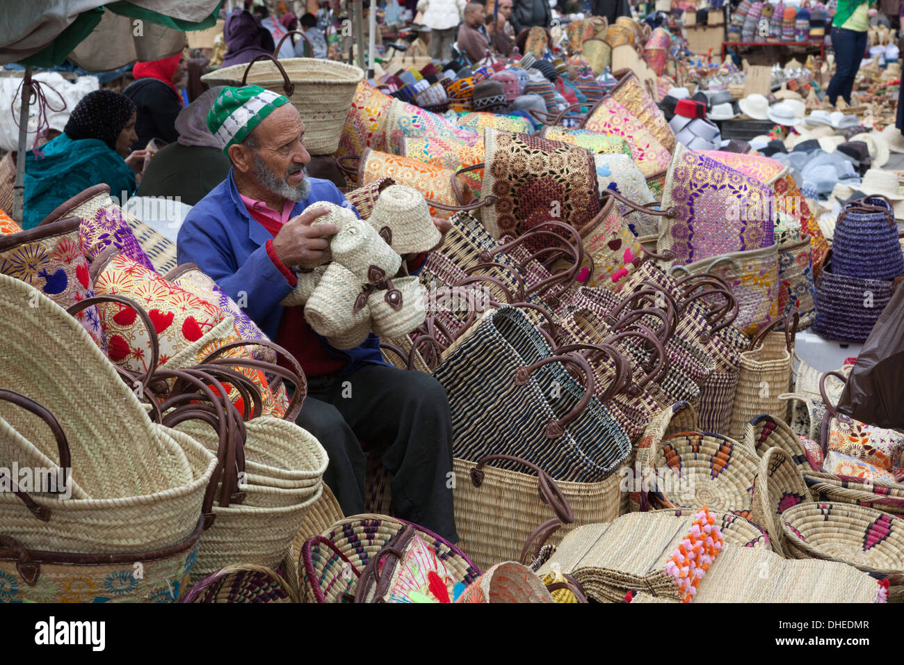 Cestello venditore nel souk di Marrakech, Marocco, Africa Settentrionale, Africa Foto Stock