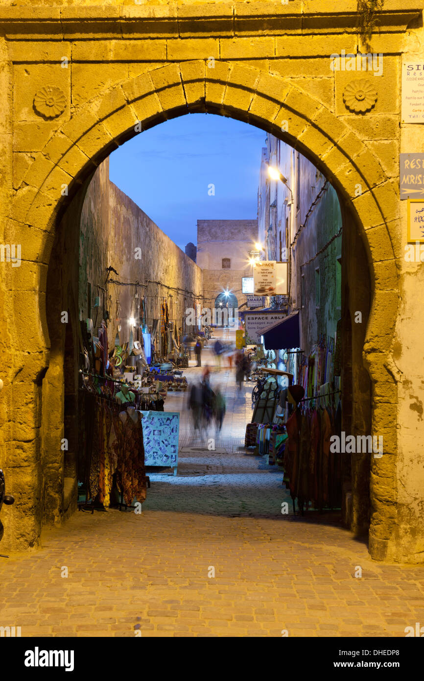 Rue de la Skala nella Medina di notte, Sito Patrimonio Mondiale dell'UNESCO, Essaouira Costa Atlantica, Marocco, Africa Settentrionale, Africa Foto Stock