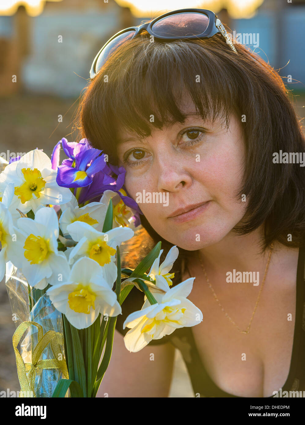 Donna di mezza età con fiori Foto Stock