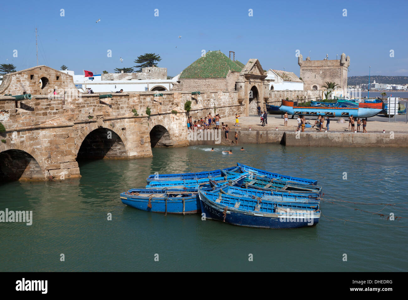 Barche da pesca al di sotto dei bastioni della fortezza vecchia, Essaouira Costa Atlantica, Marocco, Africa Settentrionale, Africa Foto Stock