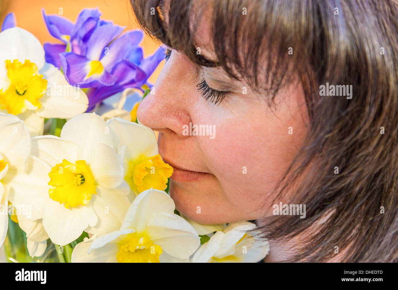 Donna di mezza età con fiori Foto Stock
