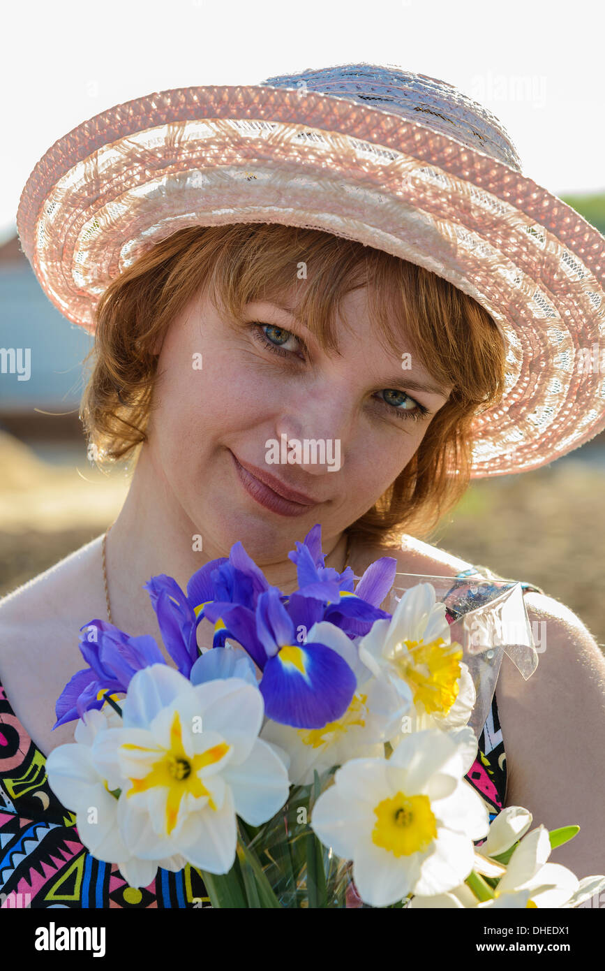 Donna di mezza età con fiori Foto Stock