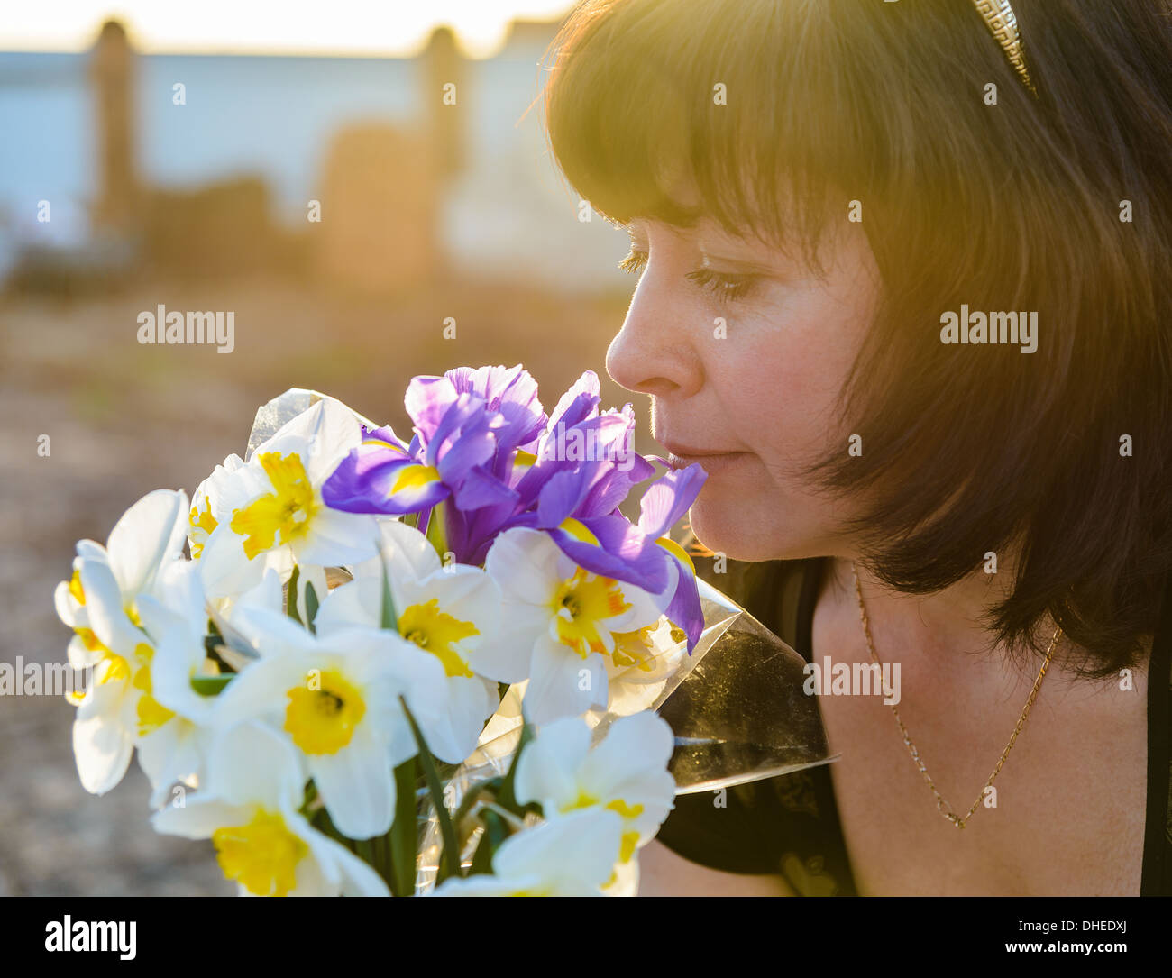 Donna di mezza età con fiori Foto Stock