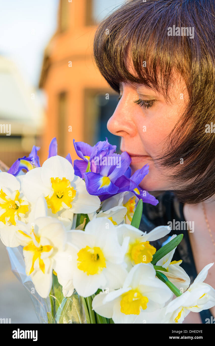 Donna di mezza età con fiori Foto Stock