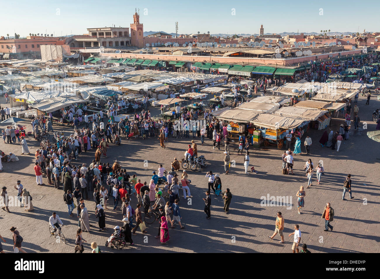 I passanti si radunano gli artisti di strada in Piazza Jemaa El Fna al crepuscolo, Marrakech, Marocco, Africa Settentrionale, Africa Foto Stock