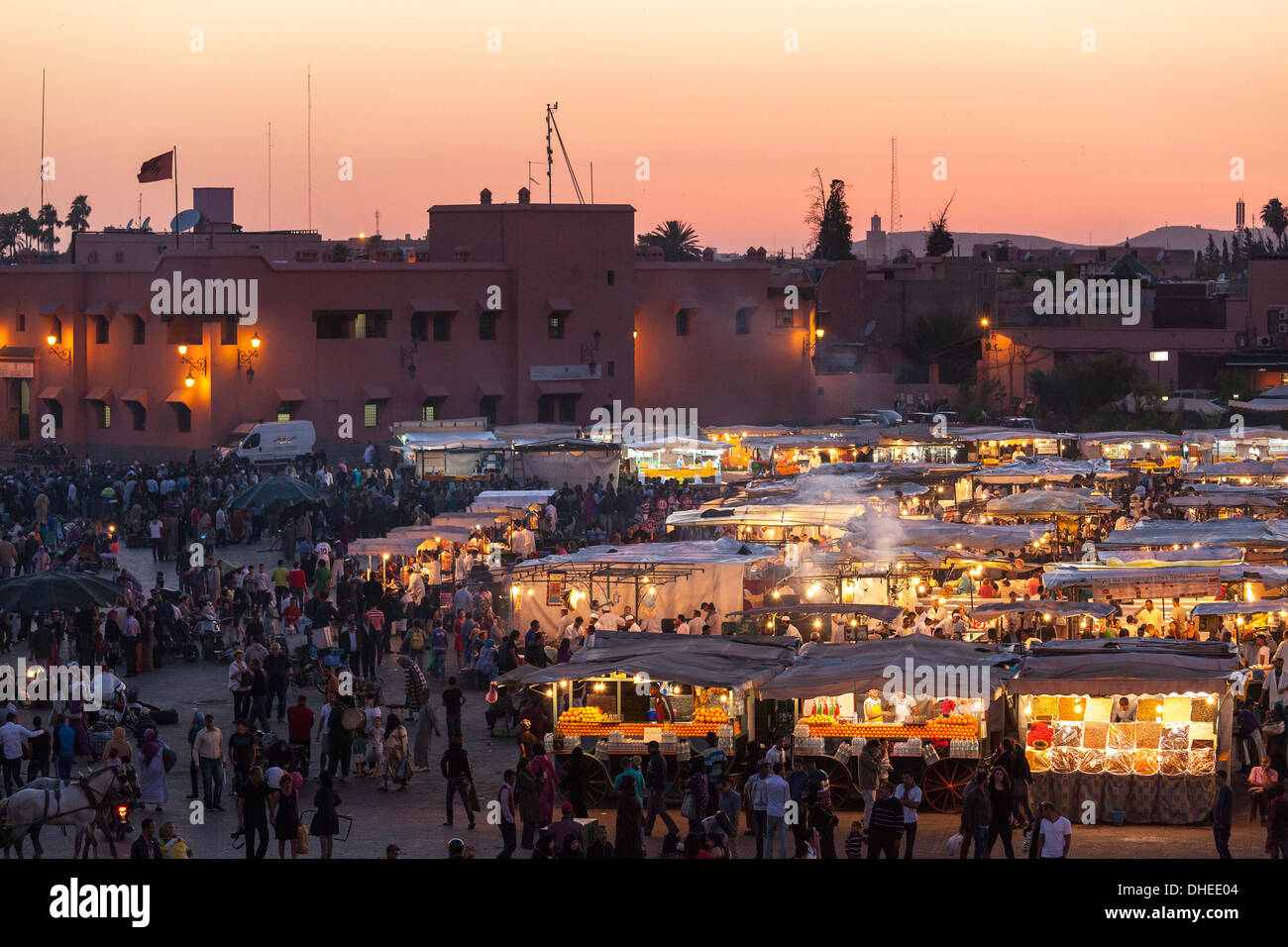 Chioschi in piazza Jemaa El Fna al tramonto, Marrakech, Marocco, Africa Settentrionale, Africa Foto Stock