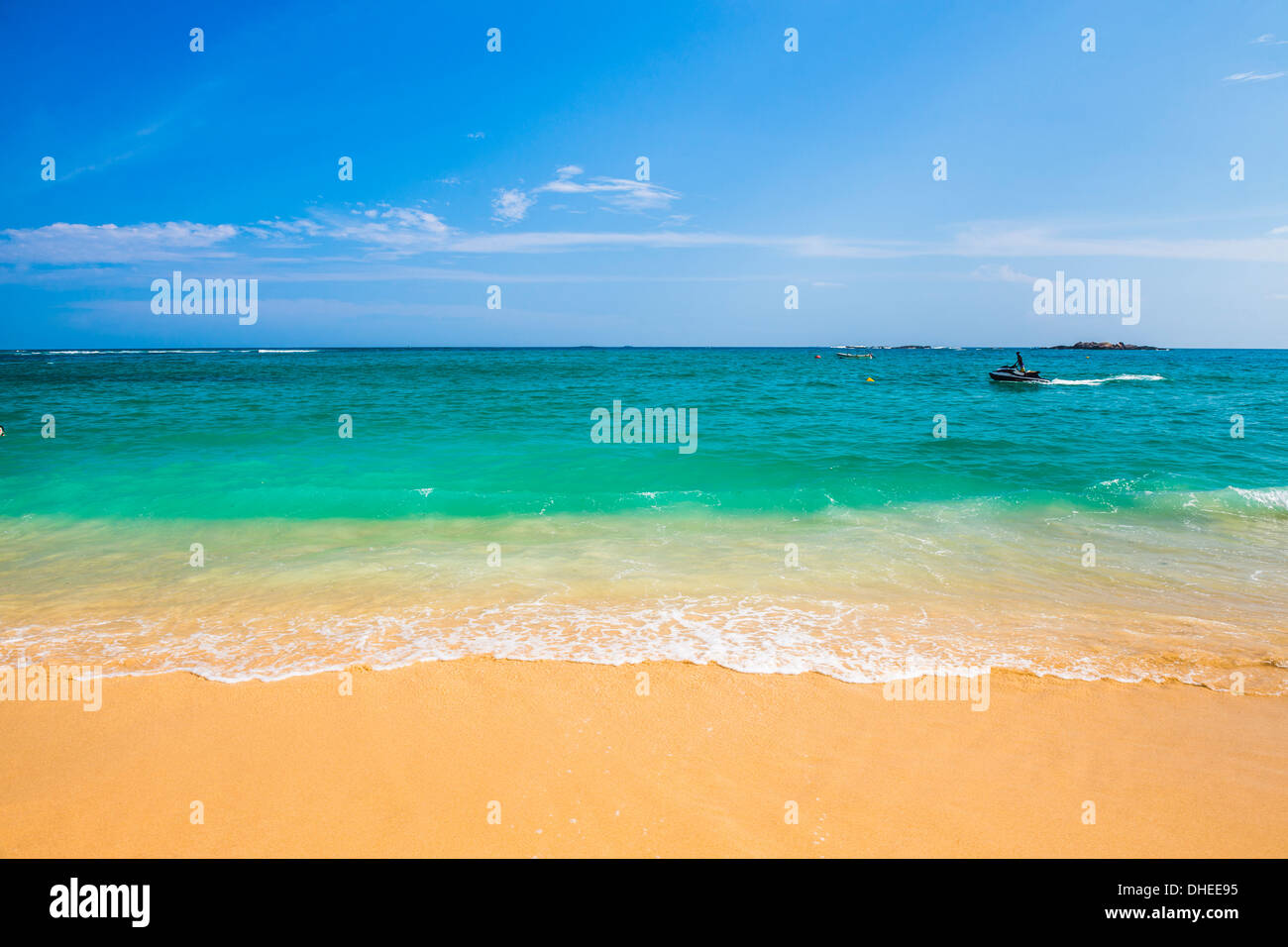 Unawatuna Beach, una bella spiaggia di sabbia sulla costa sud dello Sri Lanka, in Asia Foto Stock