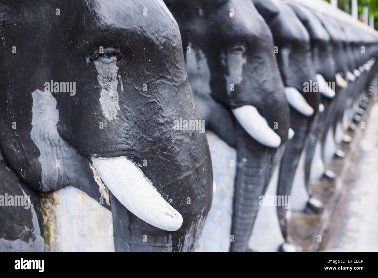 Statue di elefante a Ruvanvelisaya Dagoba in Mahavihara (il grande monastero), Anuradhapura, UNESCO, Sri Lanka Foto Stock