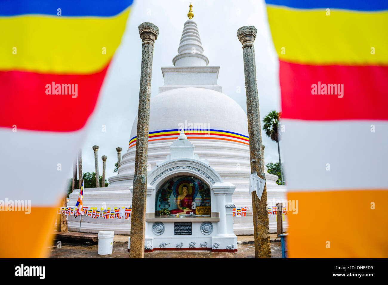 Thuparama Dagoba e la bandiera buddista, antica città di Anuradhapura, Sito Patrimonio Mondiale dell'UNESCO, Sri Lanka, Asia Foto Stock