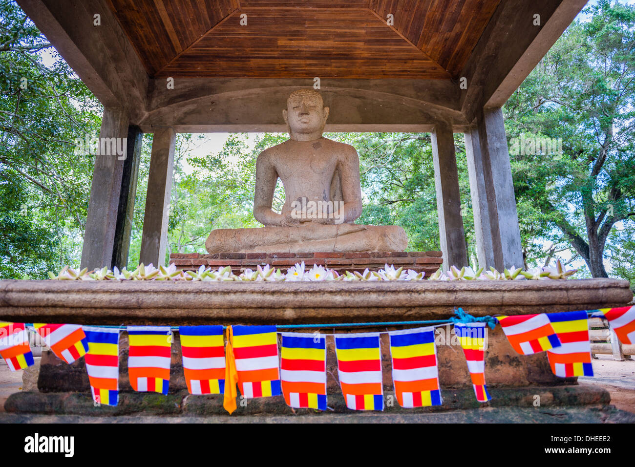 Samadhi statua del Buddha e bandiere buddista, Anuradhapura, Sito Patrimonio Mondiale dell'UNESCO, Triangolo Culturale, Sri Lanka, Asia Foto Stock