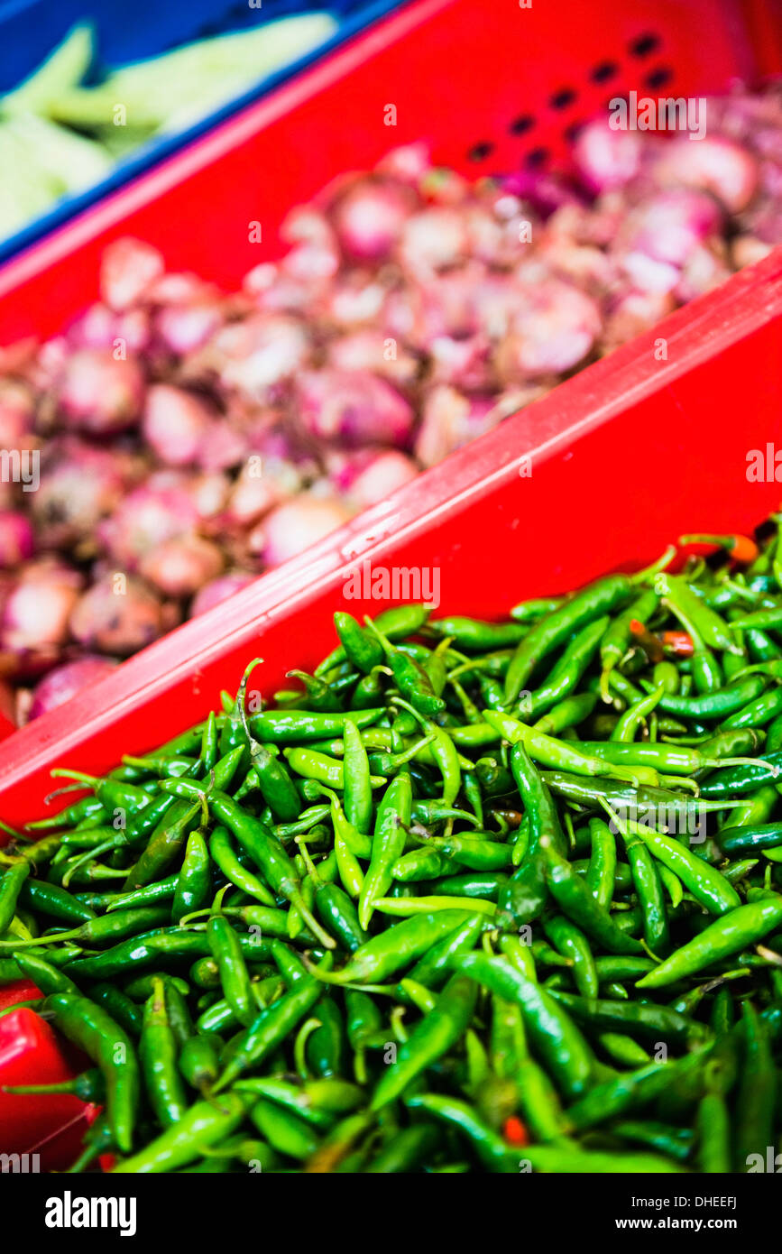 Dambulla produrre mercato, peperoncini e le cipolle per la vendita al mercato di Dambulla, Dambulla, provincia centrale, Sri Lanka, Asia Foto Stock