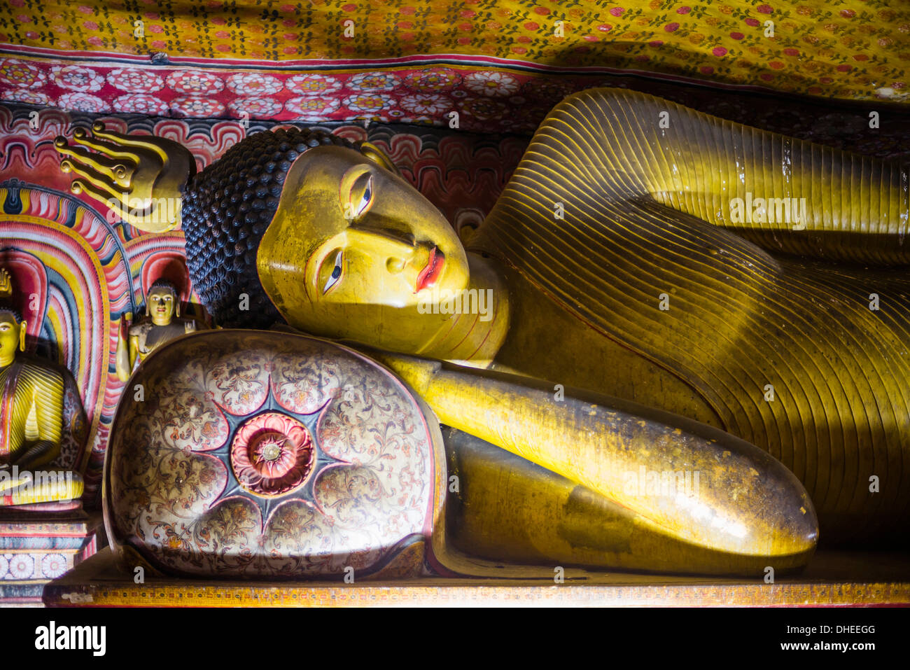 Buddha reclinato in grotta 3 (nuovo grande monastero), Dambulla Cave templi, UNESCO, Dambulla, provincia centrale, Sri Lanka Foto Stock