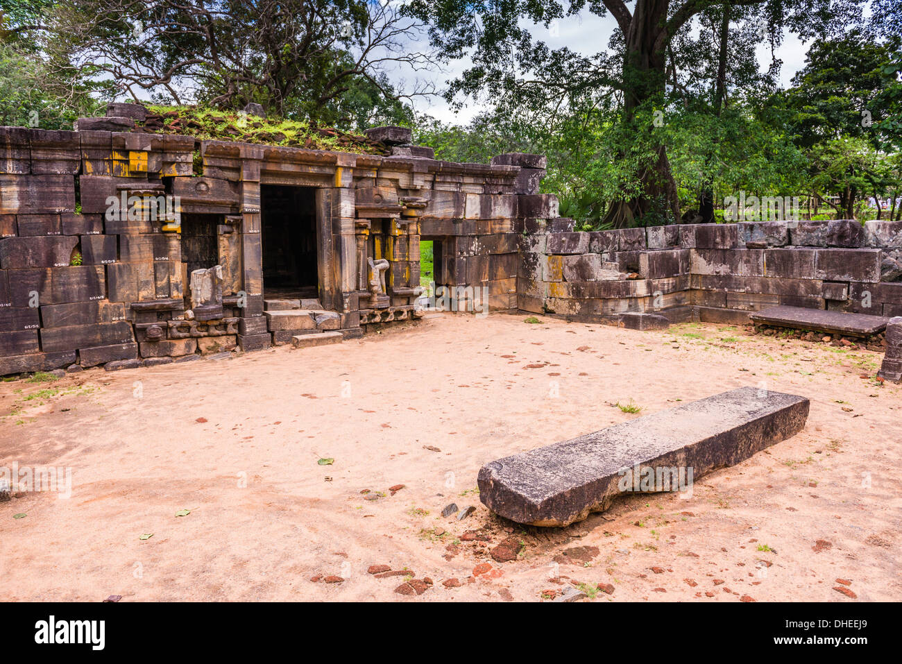 Shiva Devale n. 1 e le rovine di un tempio indù, Polonnaruwa, Sito Patrimonio Mondiale dell'UNESCO, Sri Lanka, Asia Foto Stock