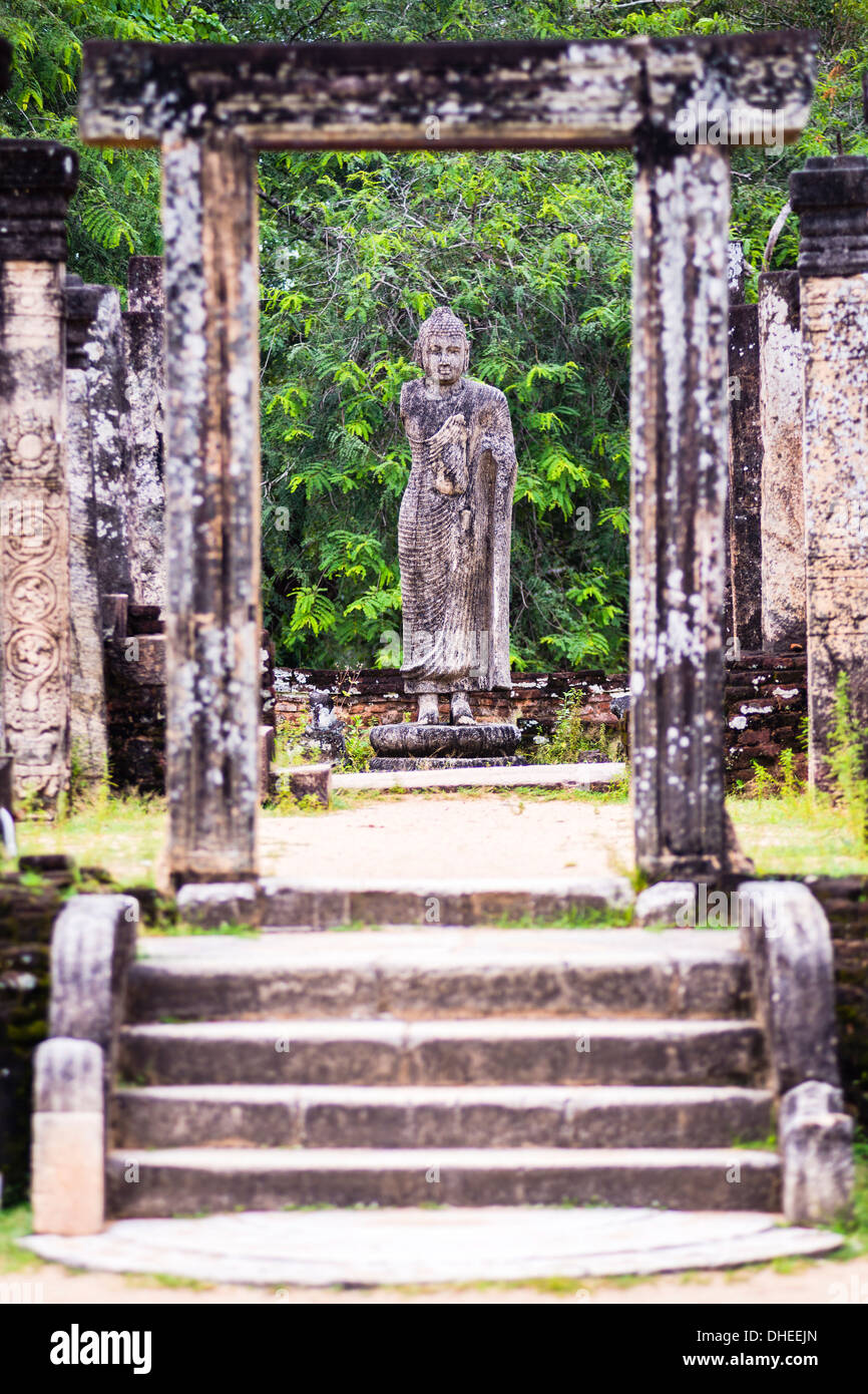 Stone statua del Buddha in corrispondenza del dente reliquia Camera (Hatadage) in Polonnaruwa quadrangolo, Sito Patrimonio Mondiale dell'UNESCO, Sri Lanka, Asia Foto Stock