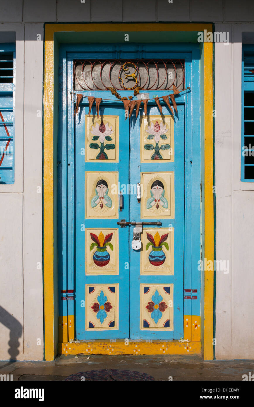 Colorato indiana tradizionale porta anteriore. Andhra Pradesh, India Foto Stock