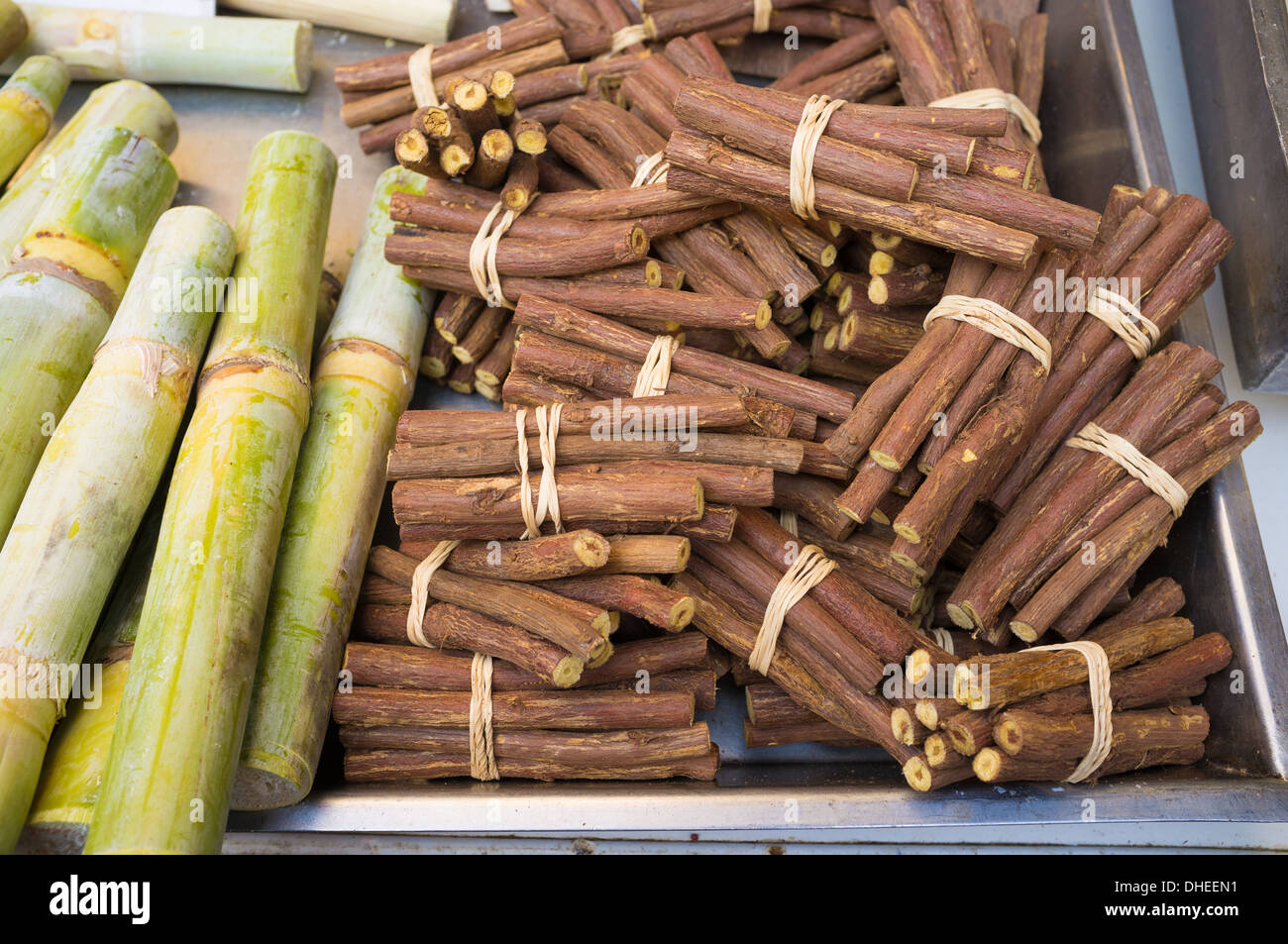Fornito in bundle di radice di liquirizia e di canna da zucchero sul display in un mercato in stallo Foto Stock