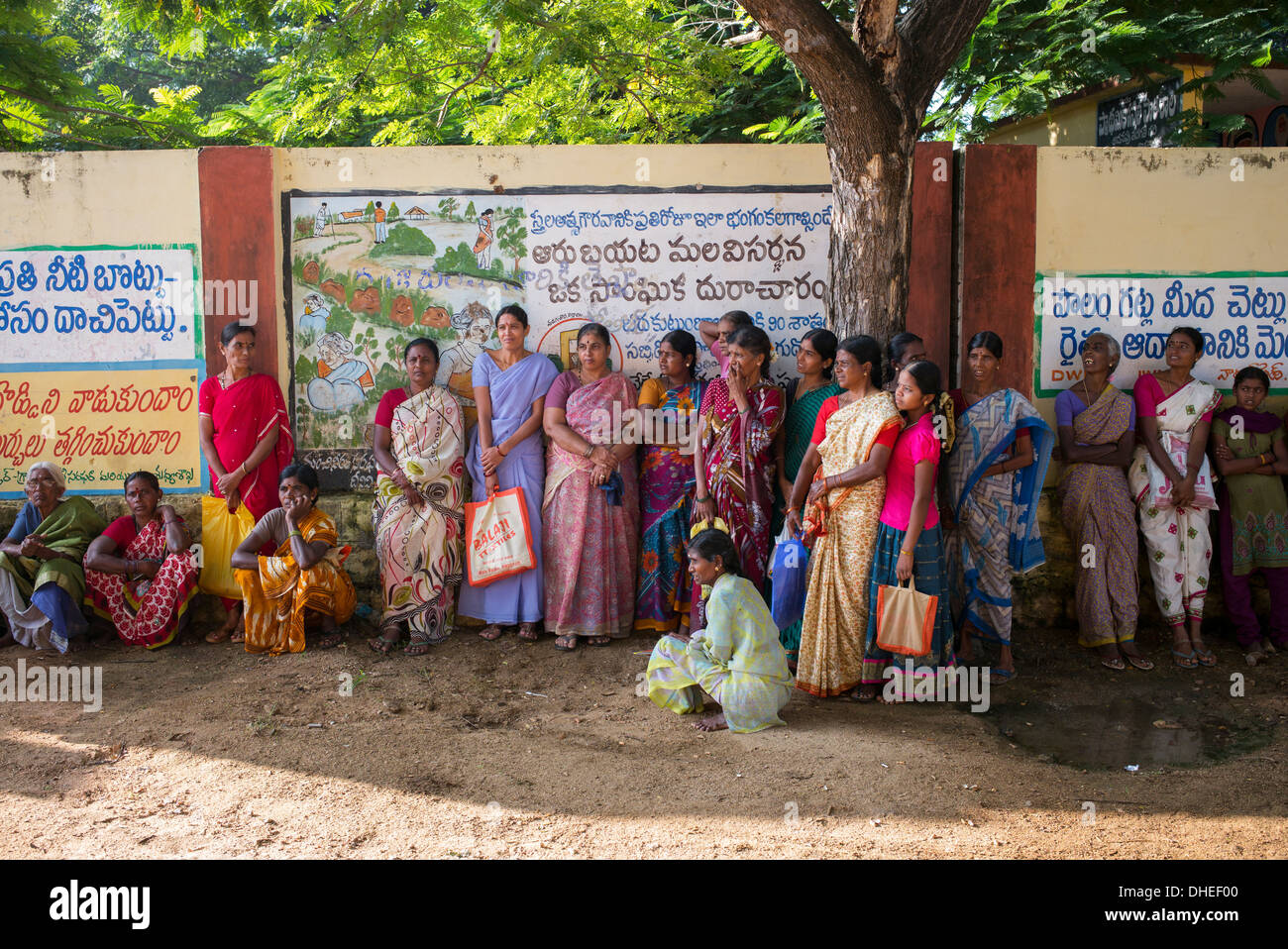 Indiana rurale pazienti donne in fila al Sri Sathya Sai Baba outreach mobile hospital Clinic. Andhra Pradesh, India Foto Stock