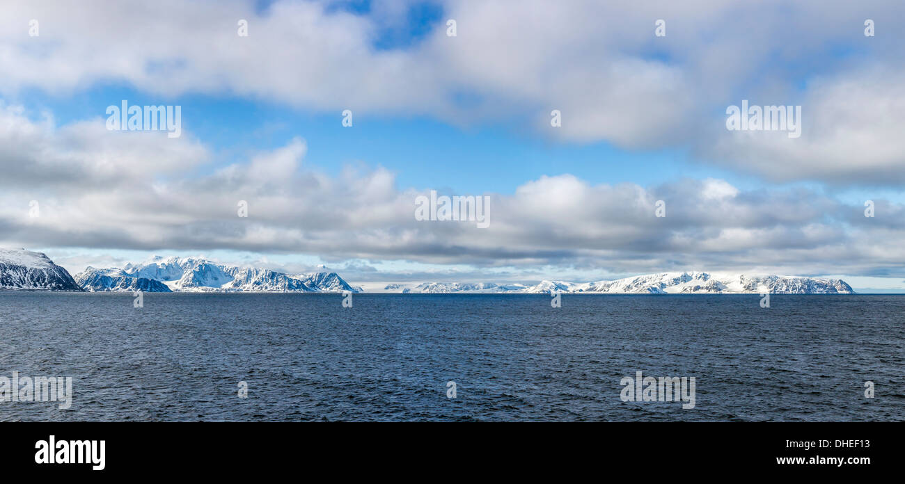 Vista panoramica di Signehamna, Krossfjord, Spitsbergen, Svalbard, Norvegia, Scandinavia, Europa Foto Stock