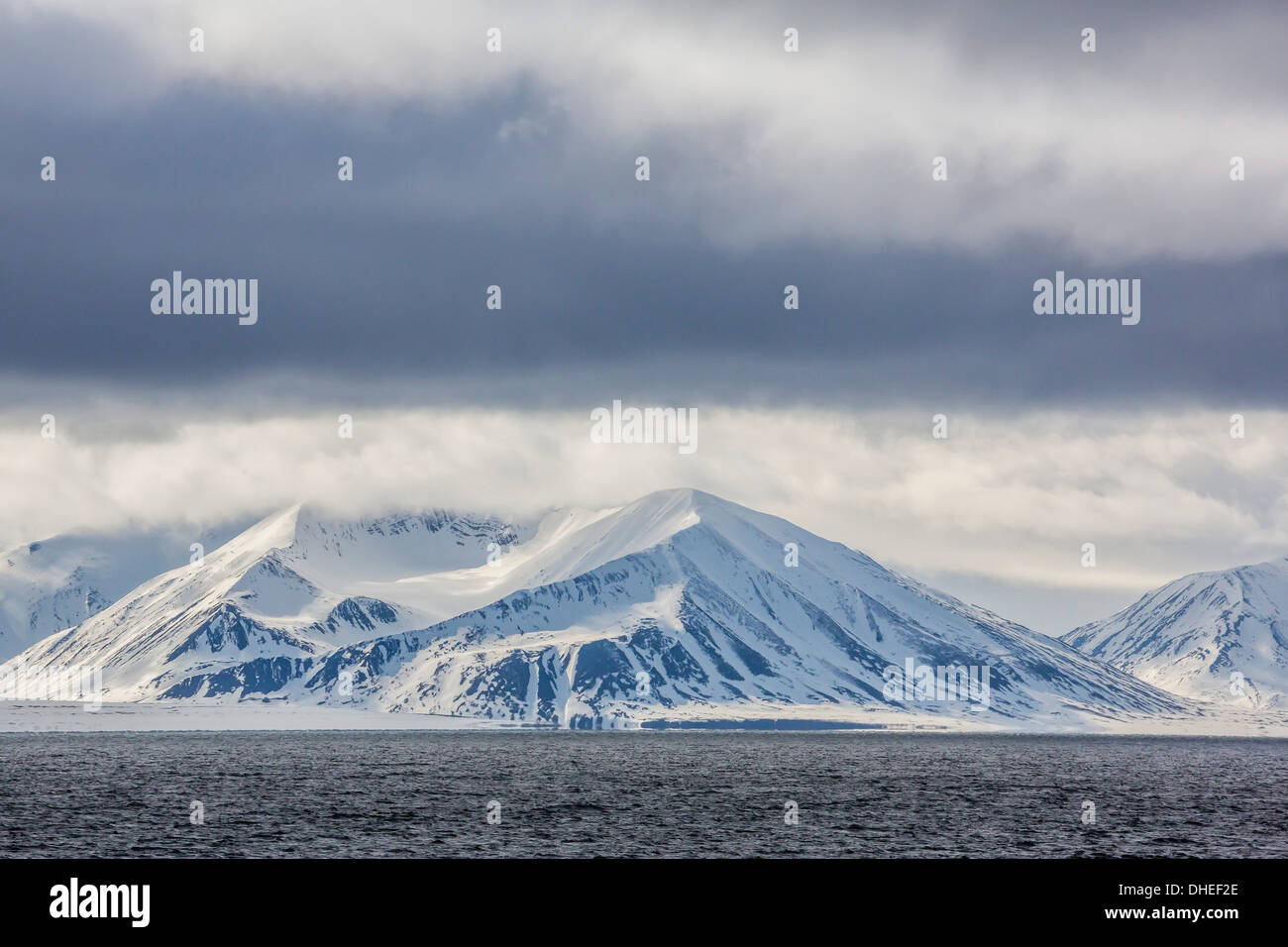 Cieli drammatici in Krossfjorden, Spitsbergen, Svalbard, Norvegia, Scandinavia, Europa Foto Stock