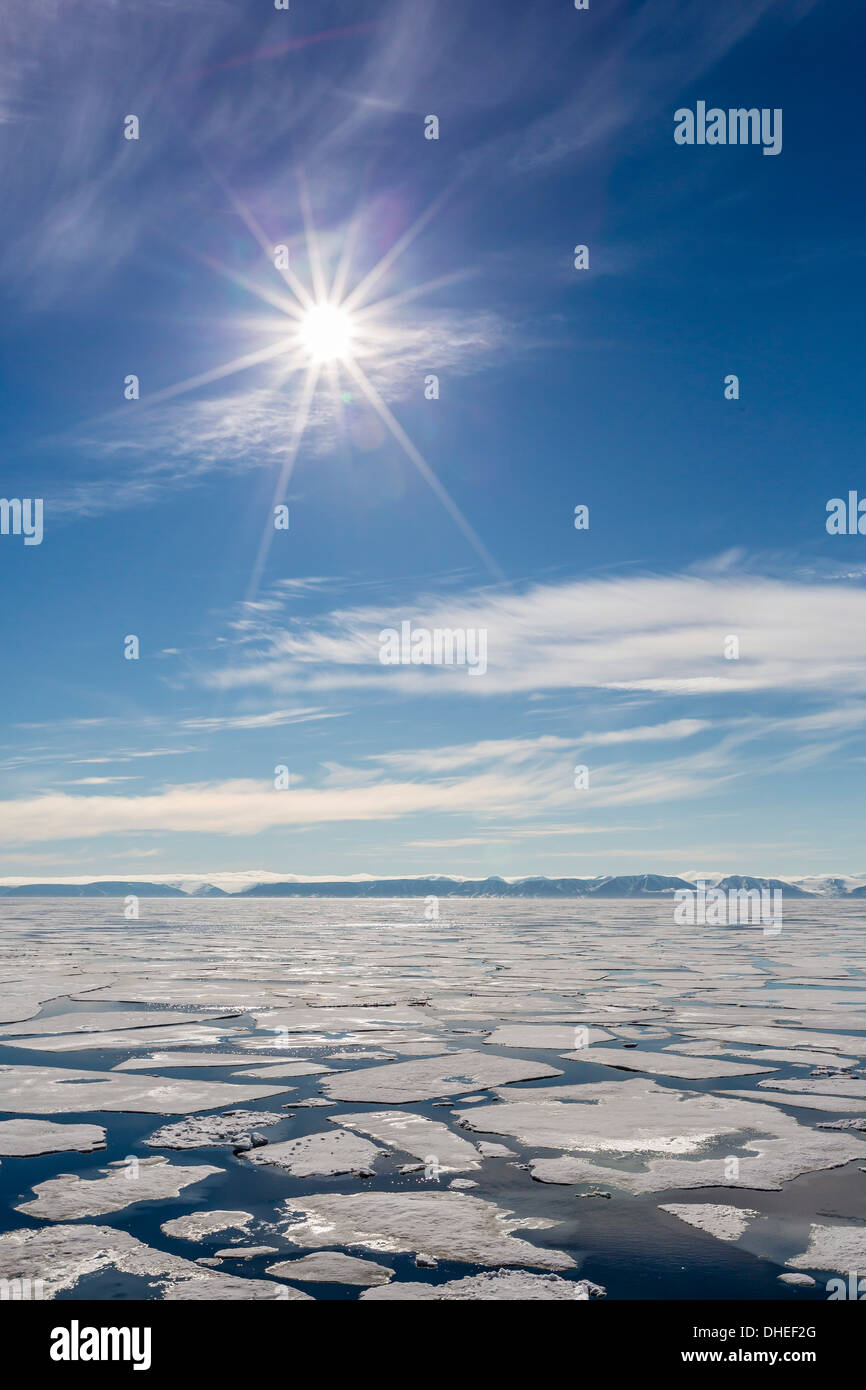 Lead aperti nel primo anno mare di ghiaccio in Hinlopen Strait, Svalbard, Norvegia, Scandinavia, Europa Foto Stock