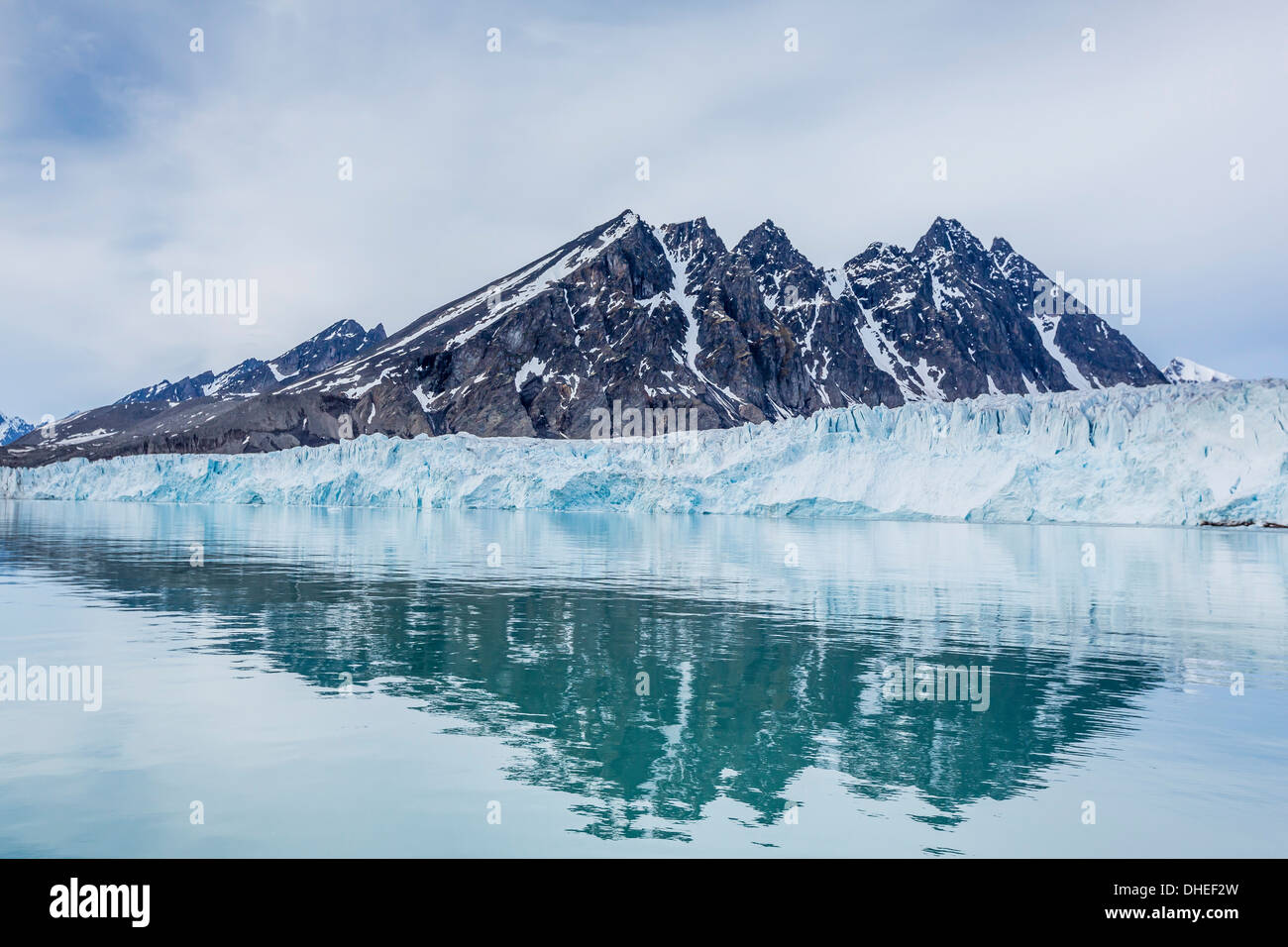 Acque di riflesso a Monacobreen, Spitsbergen, Svalbard, Norvegia, Scandinavia, Europa Foto Stock