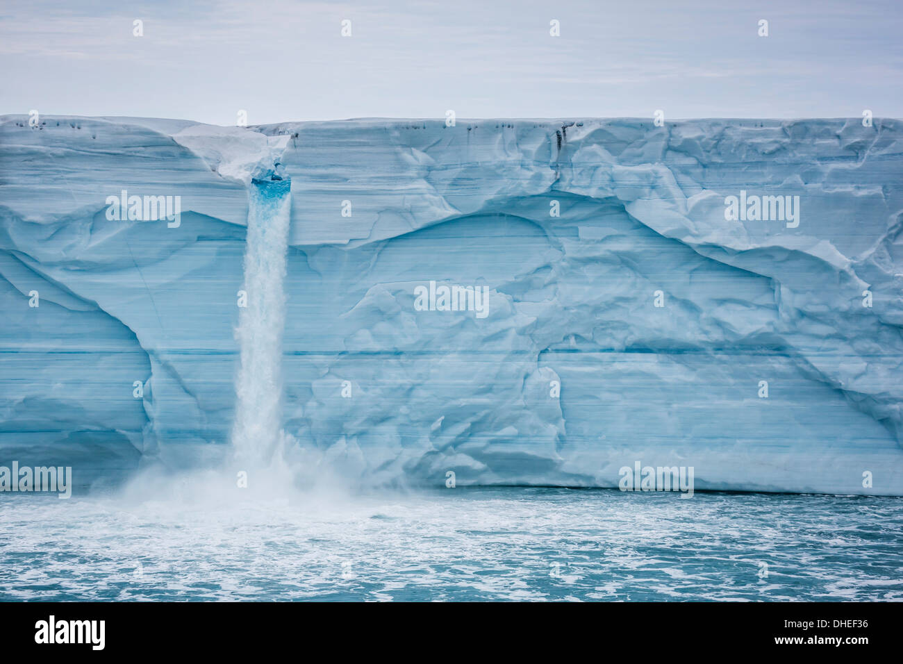 L'acqua di fusione del ghiaccio a cascata Austfonna off, Nordaustlandet, Svalbard, Norvegia, Scandinavia, Europa Foto Stock