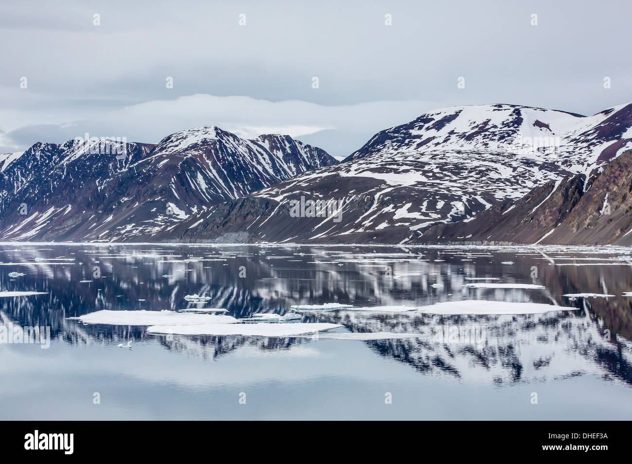 Acque di riflesso off Kapp Fanshawe, Spitsbergen, Svalbard, Norvegia, Scandinavia, Europa Foto Stock