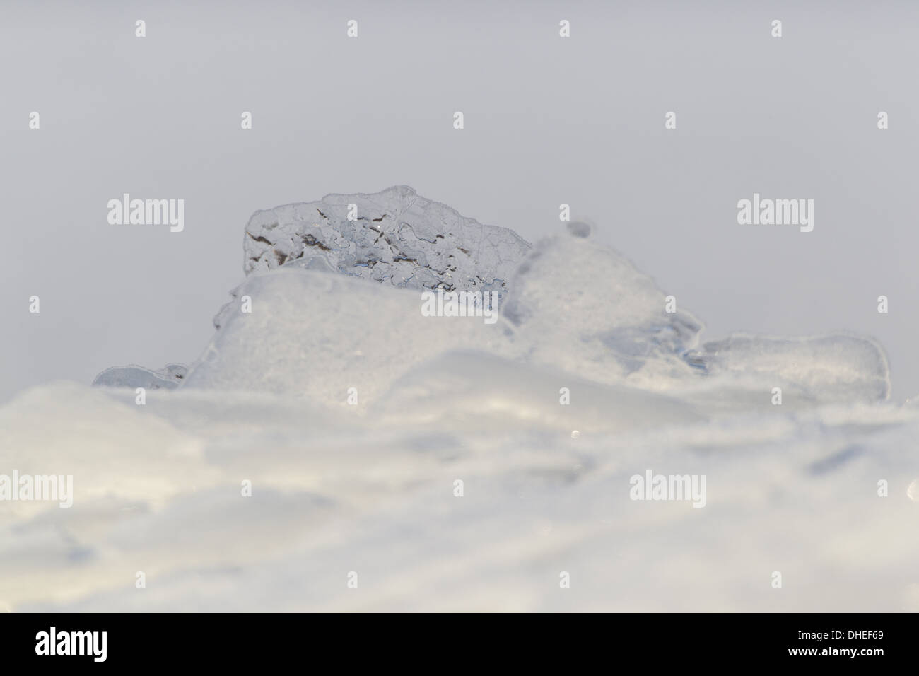 La pancia gonfia di lastre di ghiaccio sulle rive di un fiume Foto Stock