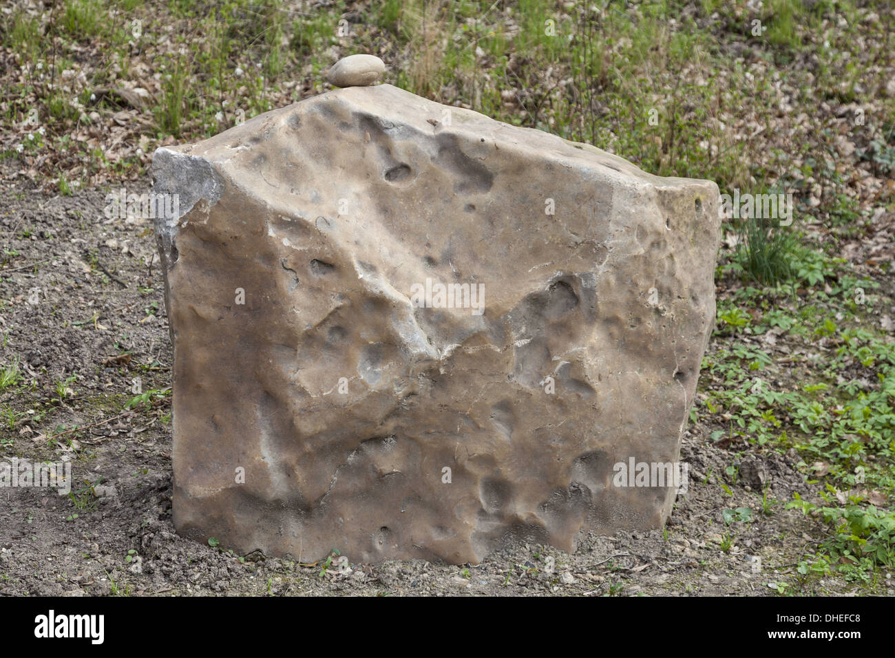 Pietra su un blocco di pietra Foto Stock