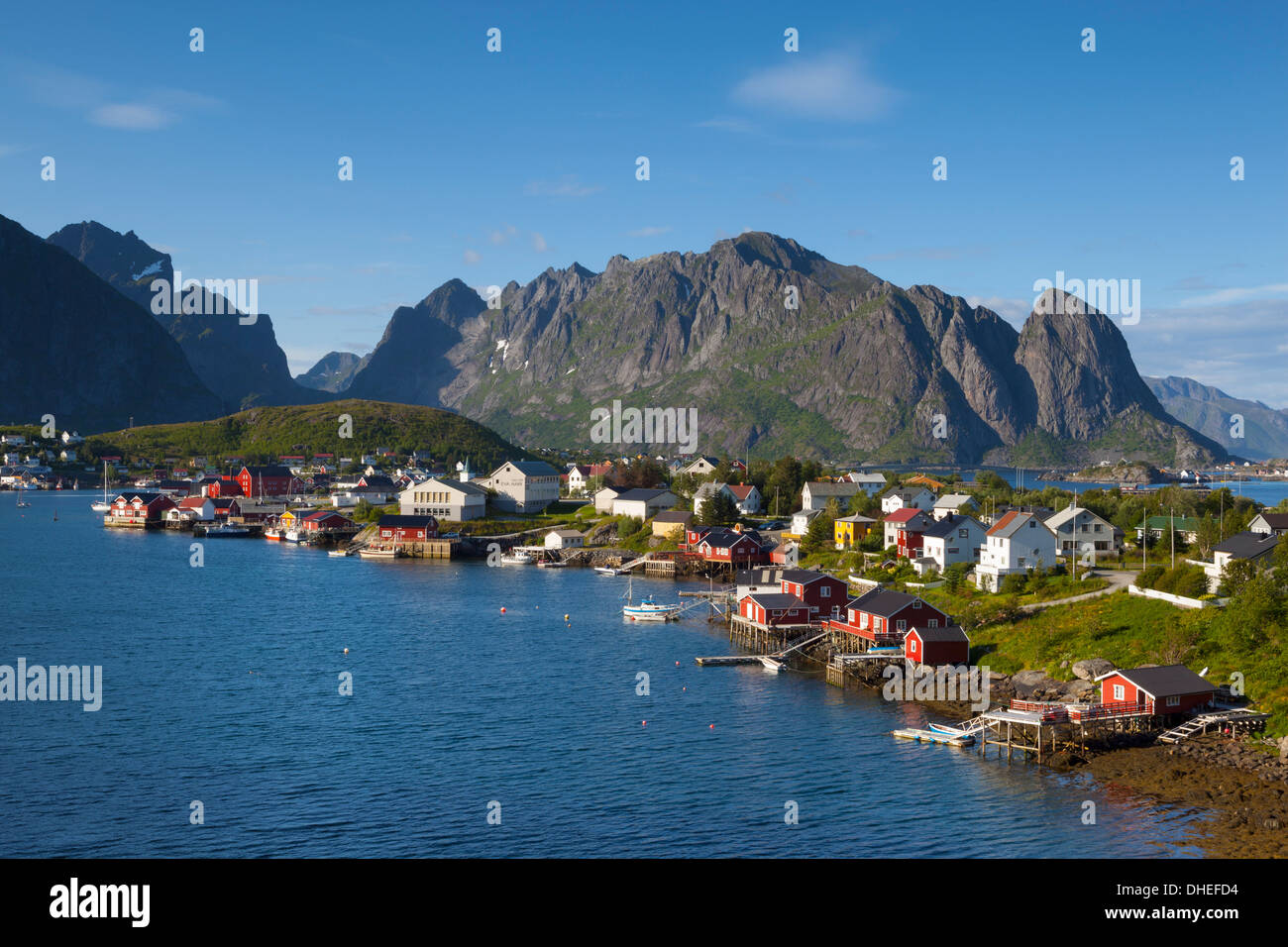 Il pittoresco villaggio di pescatori di Reine, Moskenesoy, Lofoten, Nordland, Norvegia, Scandinavia, Europa Foto Stock