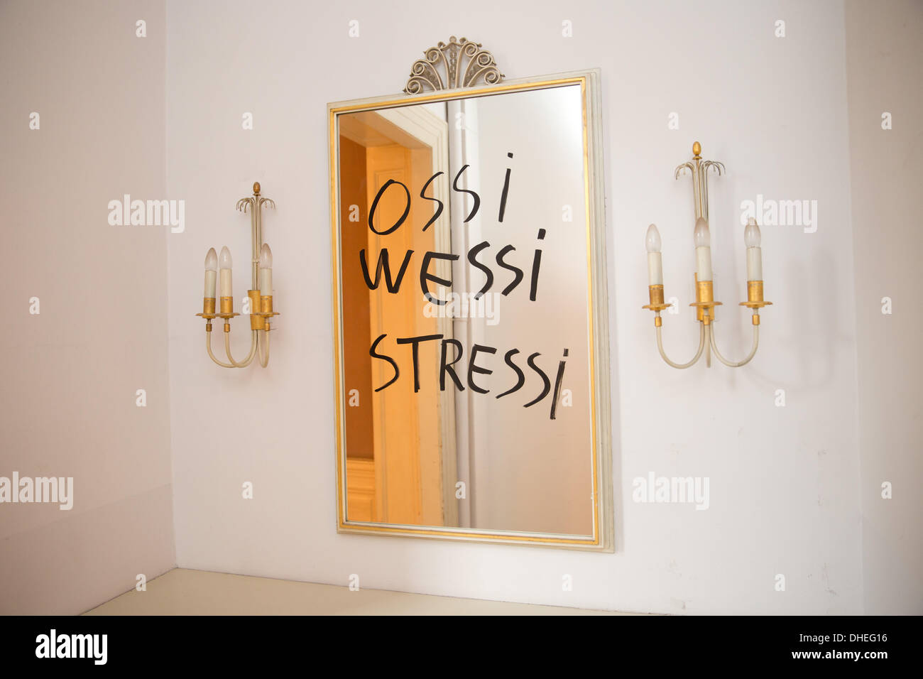 Berlino, Germania. 07 Nov, 2013. Una visualizzazione a un lavoro mediante l'ARTISTA RUMENO Dan Perjovschi al Maxim Gorki Theater di Berlino, Germania, 07 novembre 2013. Il teatro si apre la sua nuova stagione di riproduzione con una mostra interdisciplinare in cui artisti esaminare la formazione di identità e di stabilire un confronto con le altre nazioni. Foto: Joerg Carstensen/dpa/Alamy Live News Foto Stock