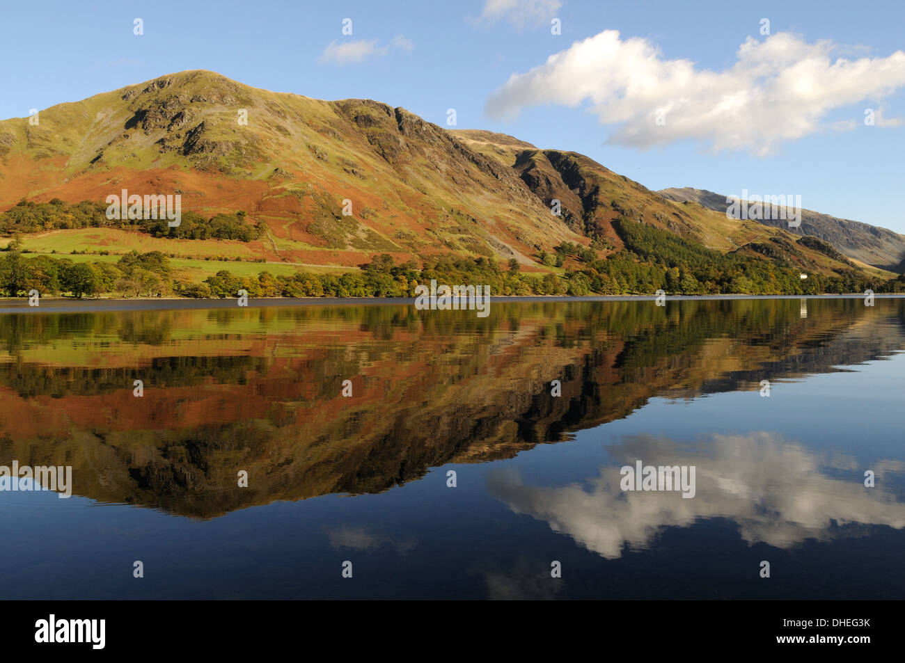 Autunno riflessioni Buttermere Lake Cumbria Lake District National Park England Regno Unito GB Foto Stock