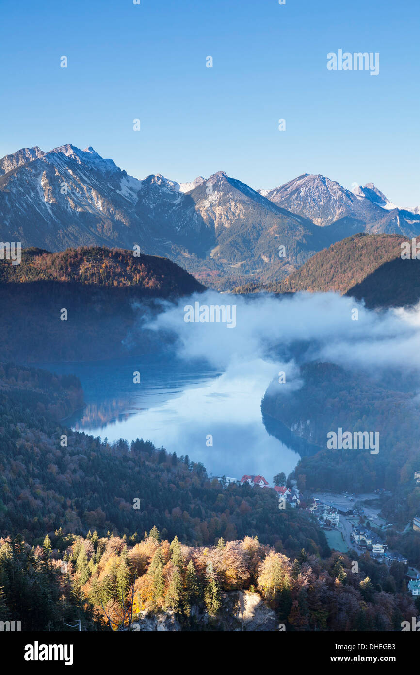 Vista del lago Alpsee con il Castello di Hohenschwangau e Allgau Alpi, Hohenschwangau Fussen, Ostallgau, Allgau, Baviera, Germania Foto Stock